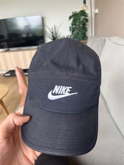 zwarte pet verkleurd
